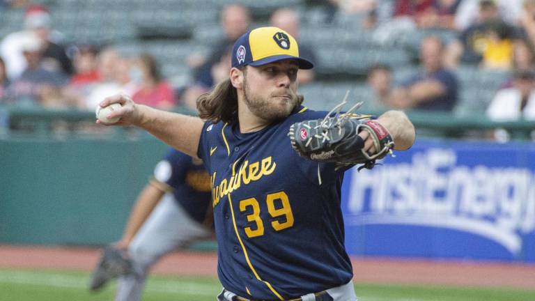 Corbin Burnes lanzó ocho entradas.