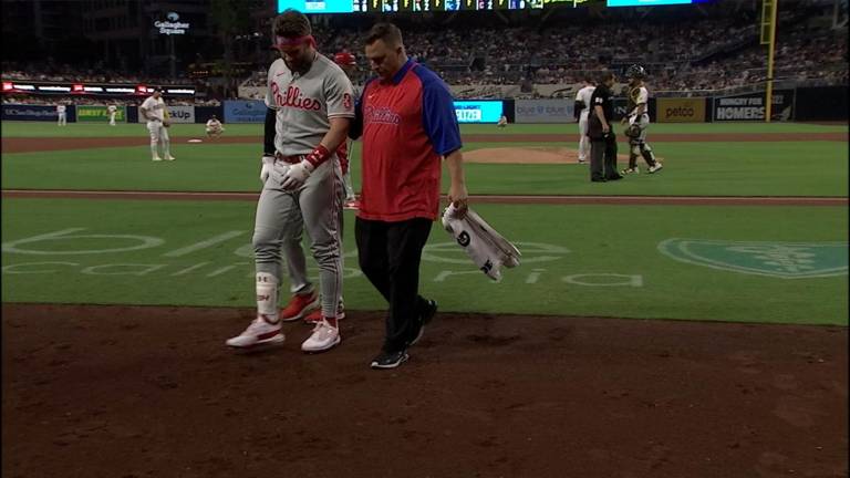 Harper sale tras bolazo.