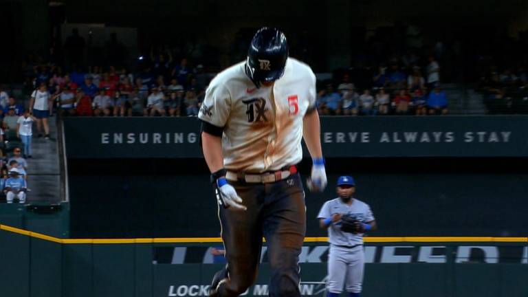 Corey Seager sale en la octava.