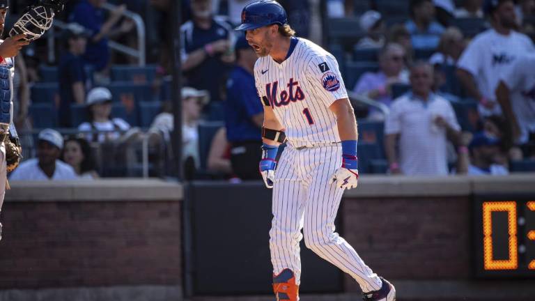 Jeff McNeil conecta un jonrón de dos carreras.