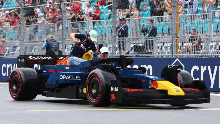 Max Verstappen y Yuki Tsunoda en su vehículo LEGO.