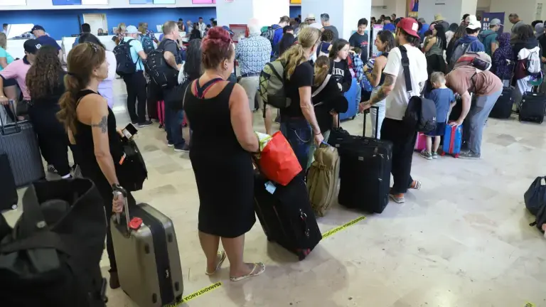 En las aerolíneas se han hecho frecuentes reclamos de pasajeros que no alcanzan lugar en el vuelo a pesar de tener su boleto porque el viaje fue sobrevendido.