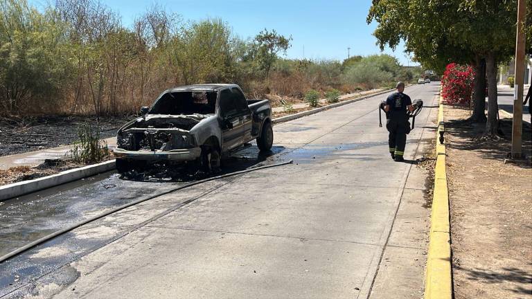 Bomberos de Culiacán acudieron evitaron que el fuego que consumía una camioneta se propagara a otras áreas.