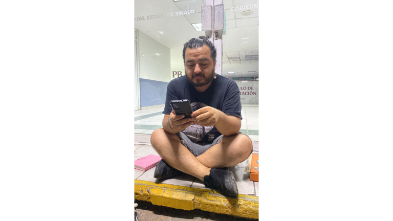 Tramitaba identidad de género en Registro Civil y Ximena fue agredida; mantiene plantón en la USE