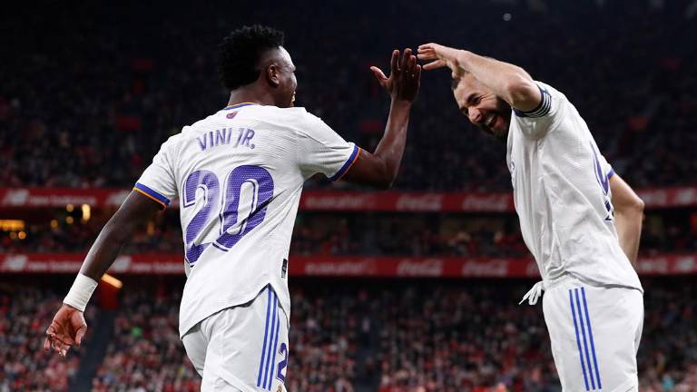 Karim Benzema (der.) logra doblete para los merengues.