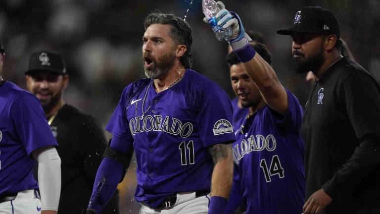 Jake Cave, tras la celebración luego de definir el triunfo de los Rockies.