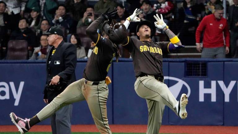 Padres divide la serie.
