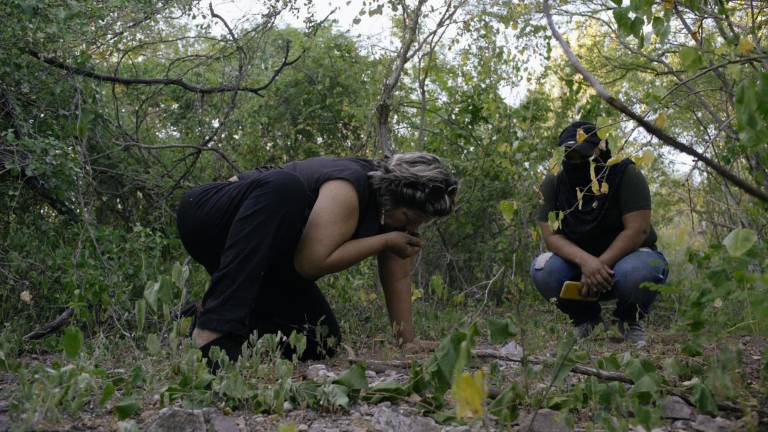 El documental muestra el trabajo que realizan Las Rastreadoras del Fuerte en la búsqueda de “sus tesoros”.