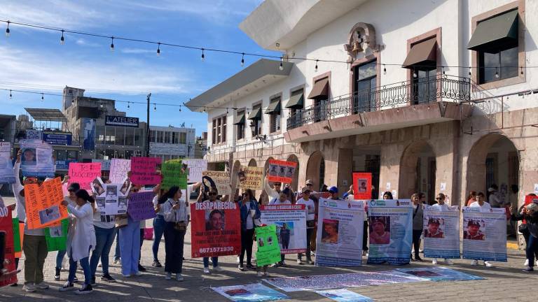 Los manifestantes piden apoyo para encontrar a sus seres queridos.