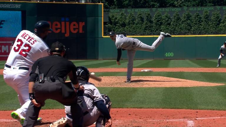 Franmil Reyes conecta jonrón de dos carreras.