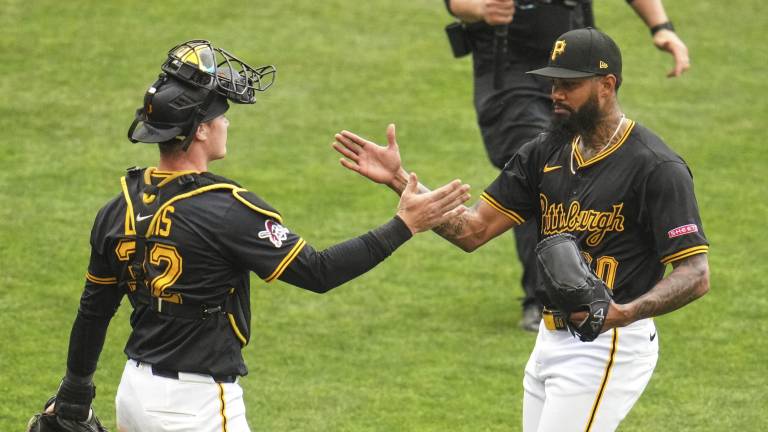 Dennis Santana cumple su primer juego de los tres que le dieron de sanción.