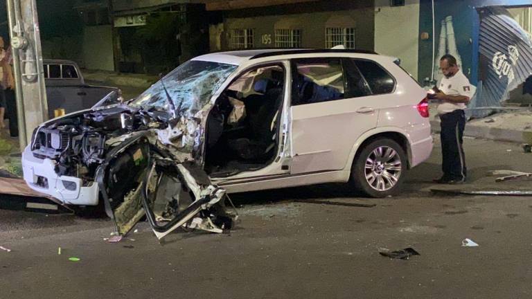 La camioneta BMX X5 terminó seriamente dañada tras el incidente.