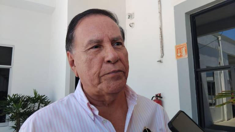 Francisco Castillo López, administrador del Parque Bonfil, denuncia una invasión cerca del recinto portuario.