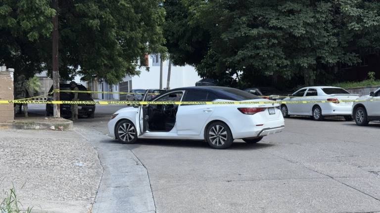 El auto abandonado en Infonavit Cañadas fue asegurado por autoridades tras la privación de la libertad de una persona.
