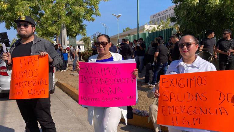 Trabajadores del Hospital General expresan sus quejas con pancartas.