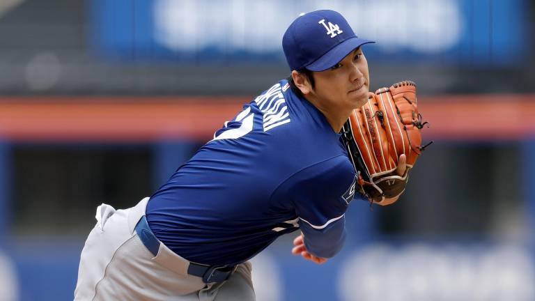 Shohei Ohtani lanza práctica de bateo en vivo.