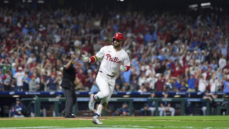Bryce Harper fue clave para el triunfo de Filadelfia sobre Seattle.