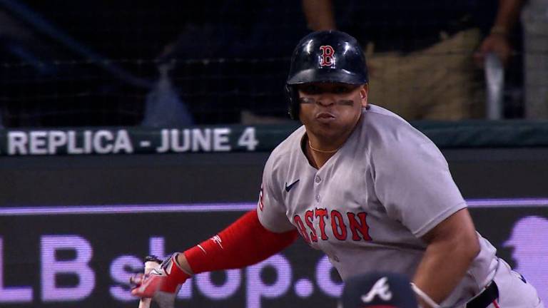 Rafael Devers parece contar con el apoyo moral de David Ortiz.