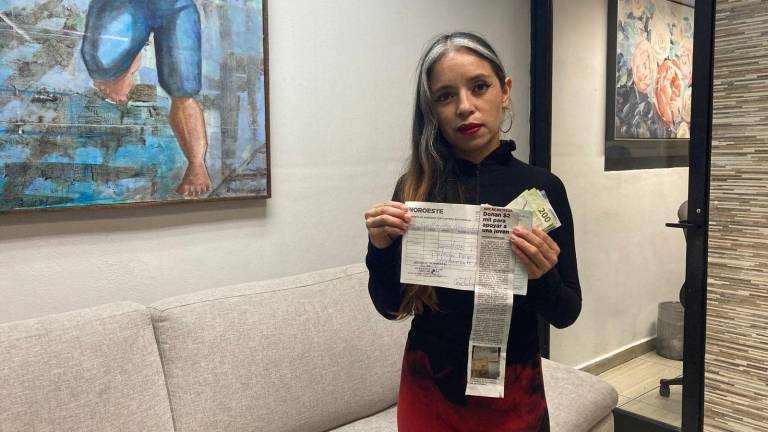 María del Carmen recibe el apoyo que le han enviado a Noroeste.
