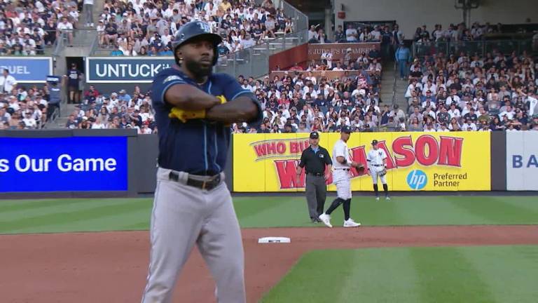 Randy Arozarena festeja su cuadrangular en la primera entrada.