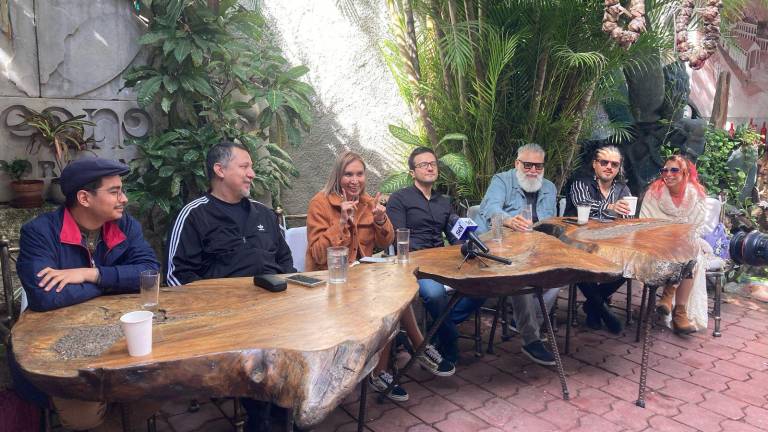 Betsy Larios, productora de la puesta en escena “Vals entre las sombras”, explica los pormenores del evento.