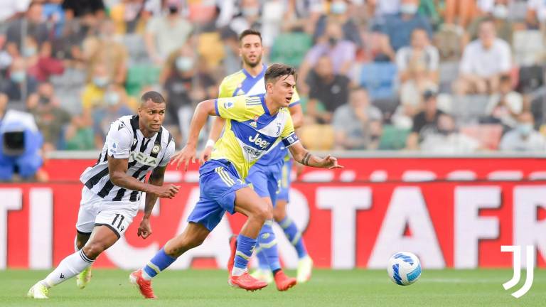 Paulo Dybala conduce el balón.