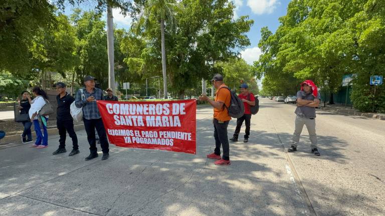 Comuneros de Santa María cierran el paso por la Avenida de los Insurgentes, en el Palacio de Gobierno de Culiacán