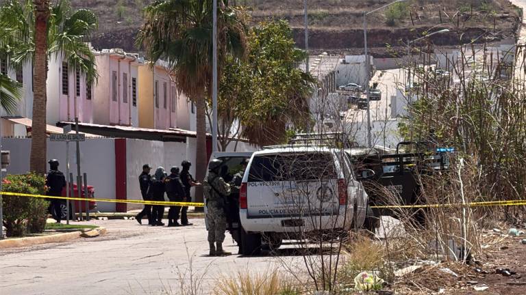La mujer se encontraba a bordo de un vehículo Volkswagen Virtus, de color rojo y que también resultó impactado de bala.