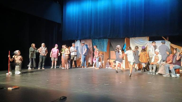 Alumnos de los talleres de Teatro Teatro Infantil Sabatino y el Taller de Coro Infantil y Adulto de la Escuela Superior de Artes José Limón comparten ‘Todos somos Annie’.