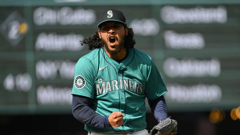 Andrés Muñoz poncha a tres en 1.2 innings.