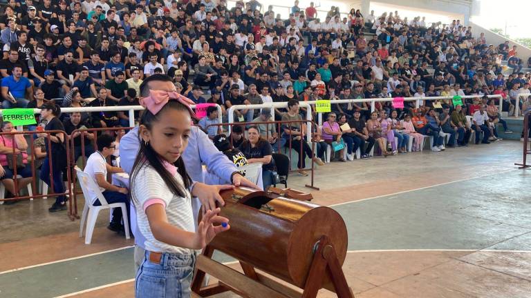Niños participaron sacando las pelotas que determinan dónde realizarán los jóvenes su Servicio Militar en Mazatlán.