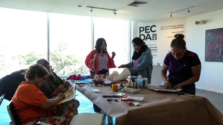El taller teórico - práctico Hilar historias, a cargo de Ari Zantiago, propició un acercamiento a las técnicas textiles .