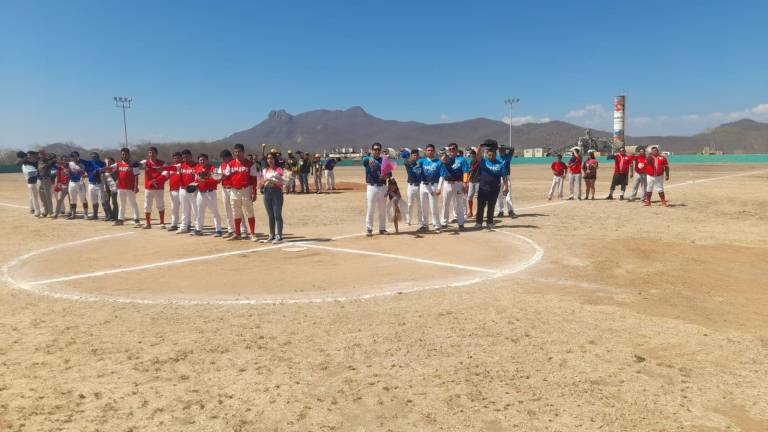 Los peloteros rinden la protesta deportiva.