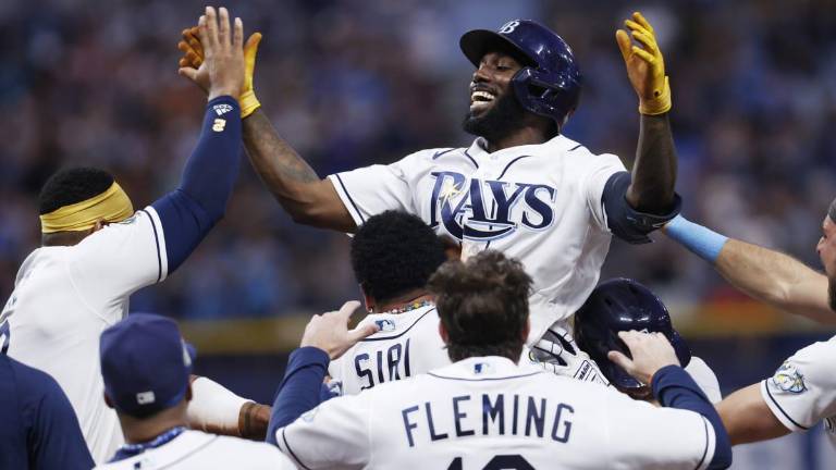 Los Rays festejan a Randy Arozarena.