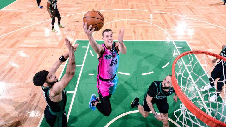 Duncan Robinson contribuyó con 22 puntos para el Heat.