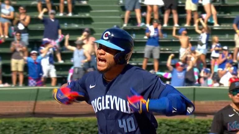 Willson Contreras da ventaja con jonrón.