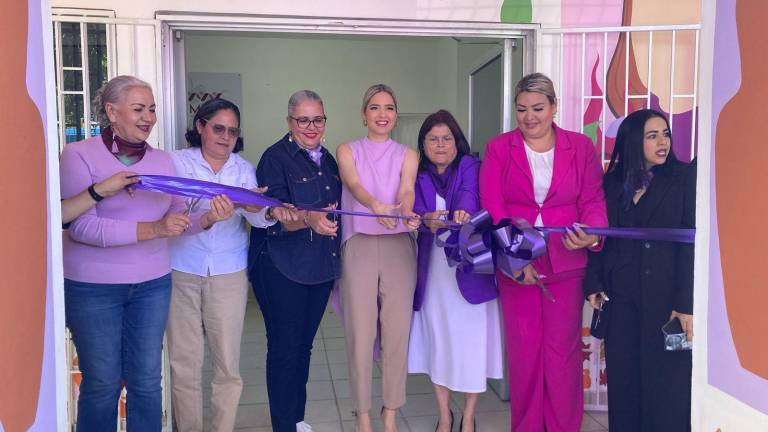 Autoridades durante el corte del listón de Unemujer de la colonia Valles del Ejido.