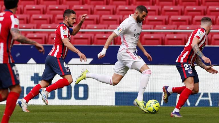 Karim Benzema, del Real Madrid, conduce el balón.