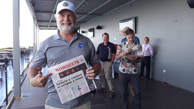 Los expertos de la NASA se llevan los ejemplares de Datemex sobre la cobertura del Eclipse Total de Sol.