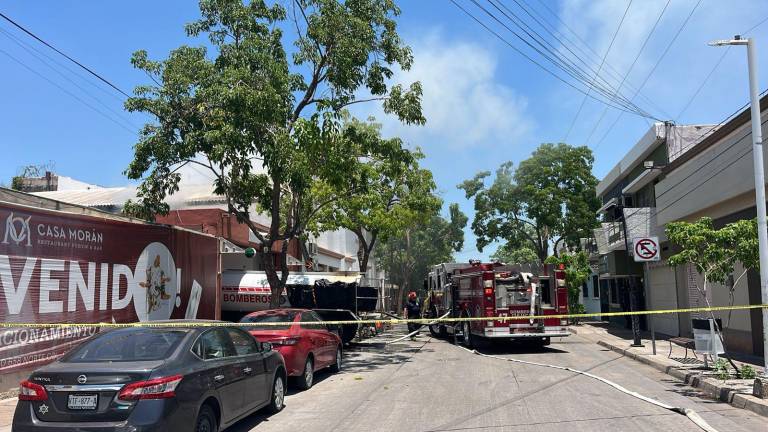 Bomberos de Culiacán sofocaron las llamas del incendio que se suscitó en el laboratorio clínico en el centro de Culiacán.