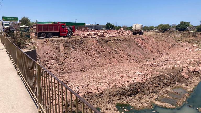 Los trabajos mantienen cerrado un tramo de la avenida Clouthier y caos vial por las tardes.