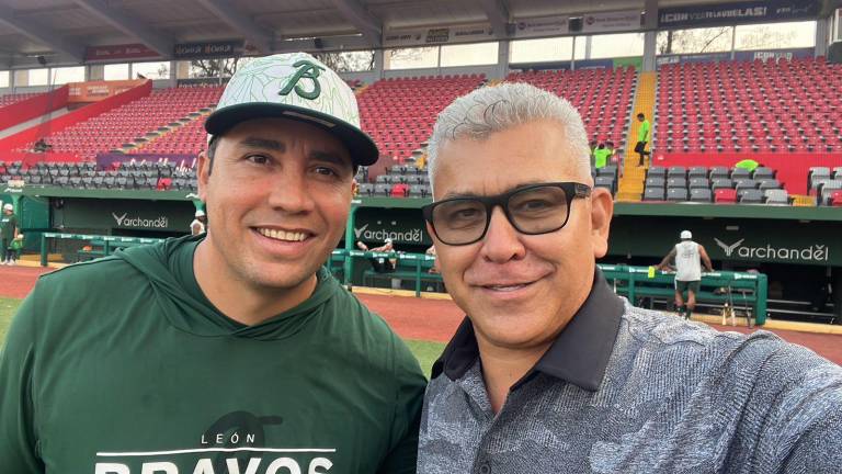 Héber Gómez, junto al gerente deportivo de Venados de Mazatlán, Jesús “Chino” Valdez, en un juego de los Bravos de León, de la LMB.