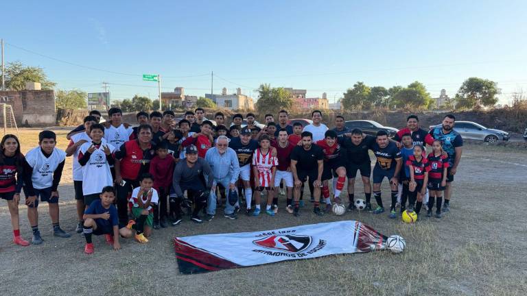El Alcalde Víctor Díaz posa con elementos y ex jugadores de la Academia Atlas Matamoros de Escuinapa.
