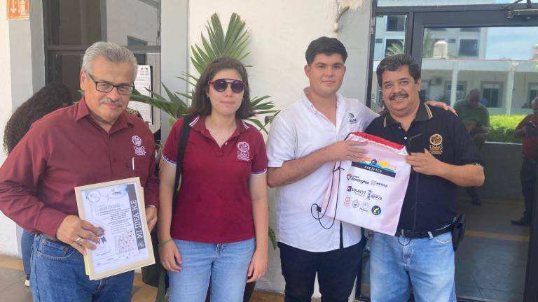 Los alumnos llevaron sus premios a la Alcaldesa Estrella Palacios Domínguez en una reunión privada en la Presidencia Municipal.