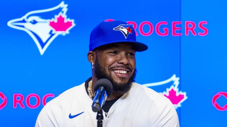Vladimir Guerrero Jr. hizo oficial su extensión de contrato con los Azulejos.