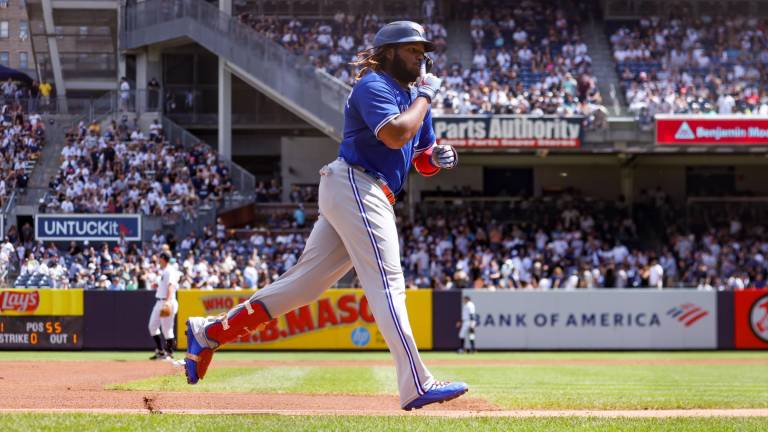 Vladimir Guerrero llegó a los 40 cuadrangulares en la temporada para unirse a su padre como uno de las dos duplas padre-hijo en llegar a esa cifra en la historia de las mayores.