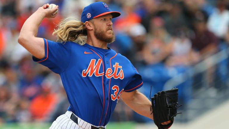 Noah Syndergaard ya le lanzó a bateadores como parte de su rehabilitación.