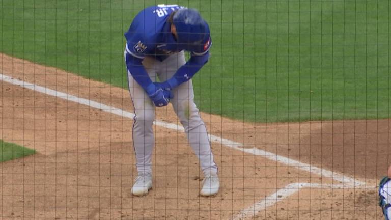 Bobby Witt Jr. sale del juego tras ser golpeado.
