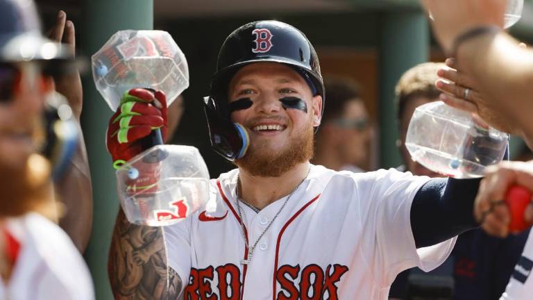 Alex Verdugo es felicitado por su jonrón.