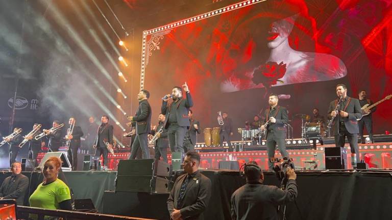 La Banda MS se presenta en la Ciudad de México para cerrar su gira de conciertos.